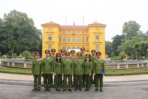 Đoàn cán bộ Học viện CSND chụp ảnh lưu niệm trước Phủ Chủ tịch.